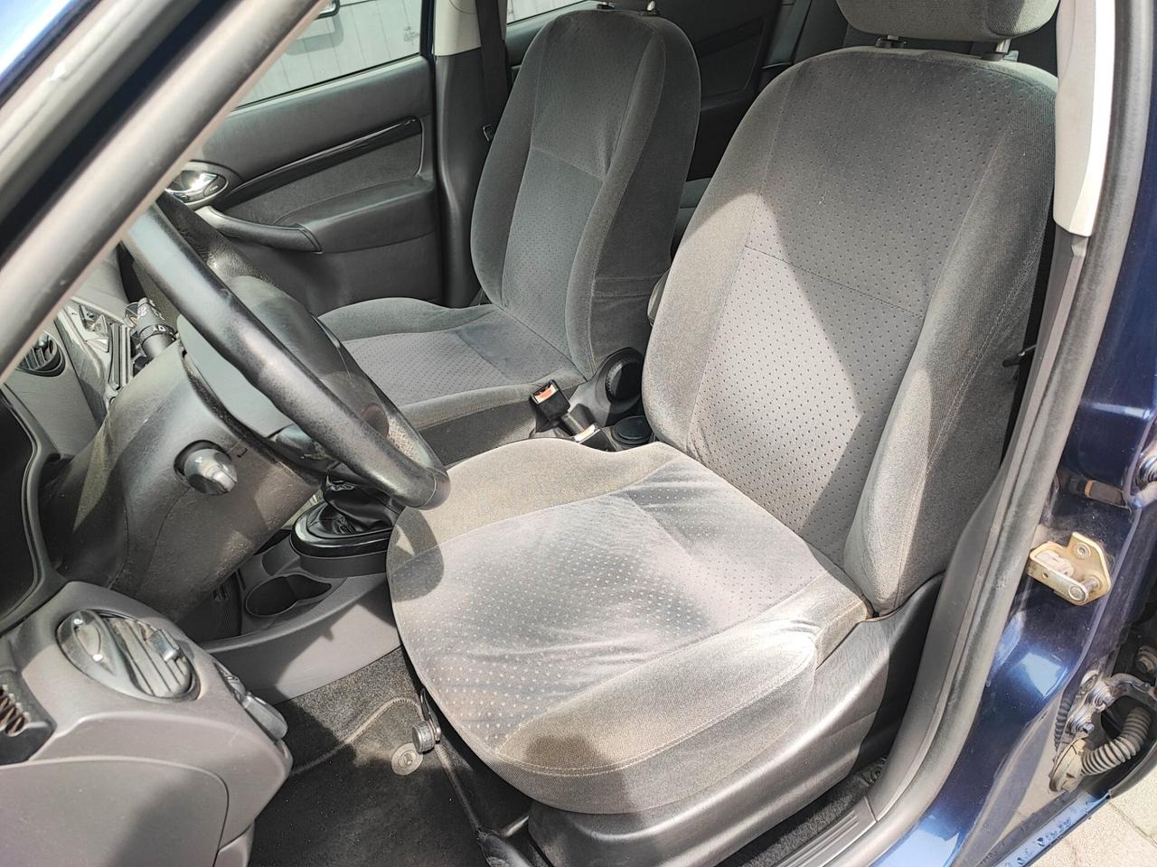 Ford Focus 1.8 Ghia uni-pro