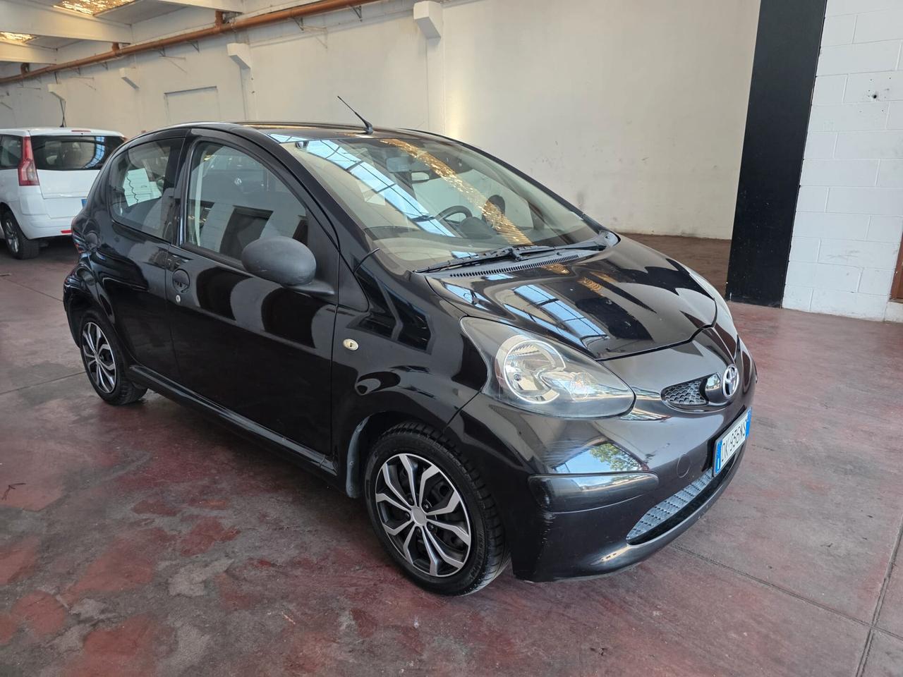 Toyota Aygo 1.0 12V VVT-i 5 porte Sol neopat