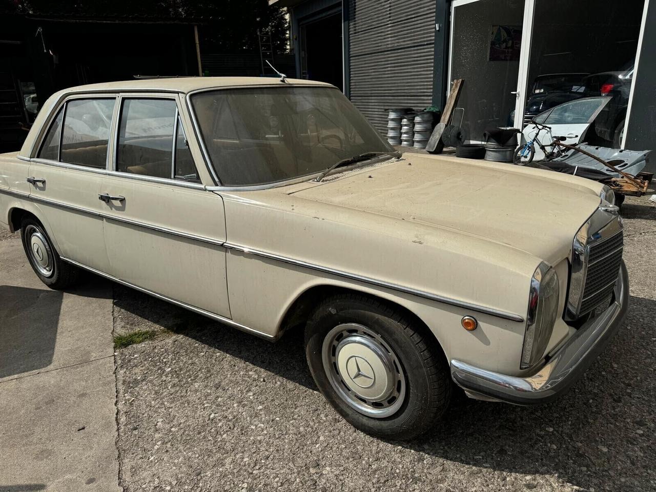 Mercedes-benz 200 Mercedes-Benz 200 D (W115) – Anno 1972