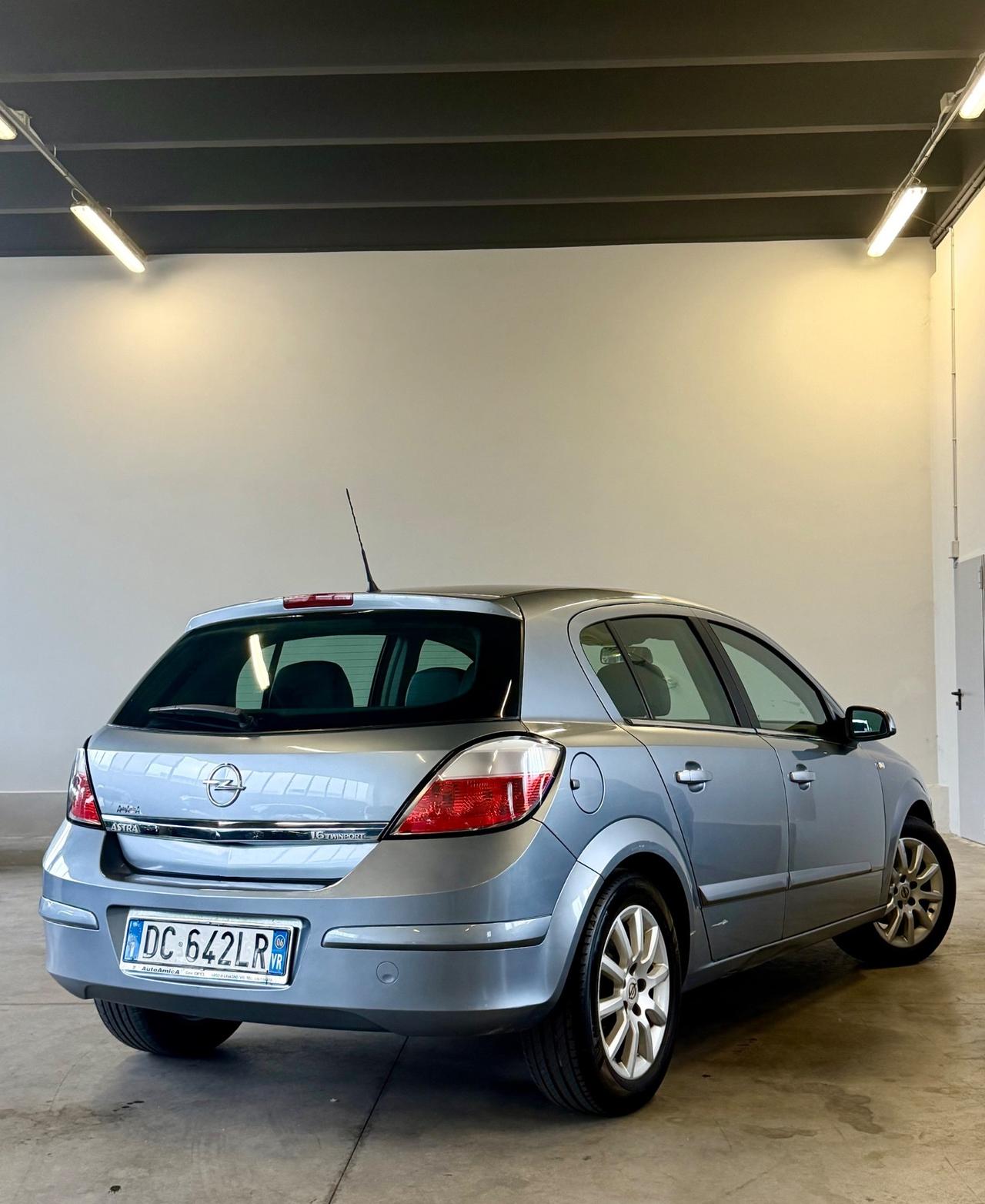Opel Astra 1.6 16V Twinport 5 porte Cosmo