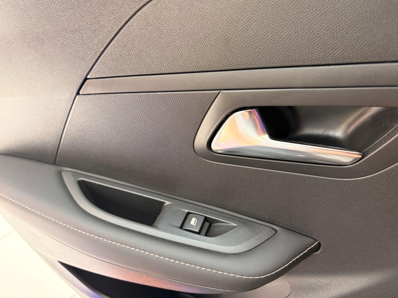 Peugeot 208 PureTech 100 Stop&Start 5 porte2