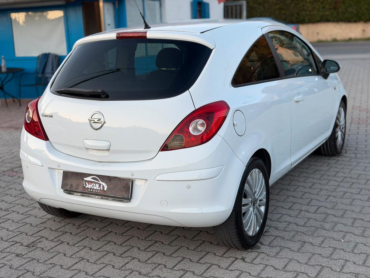 Opel Corsa 1.2 3 porte b-color
