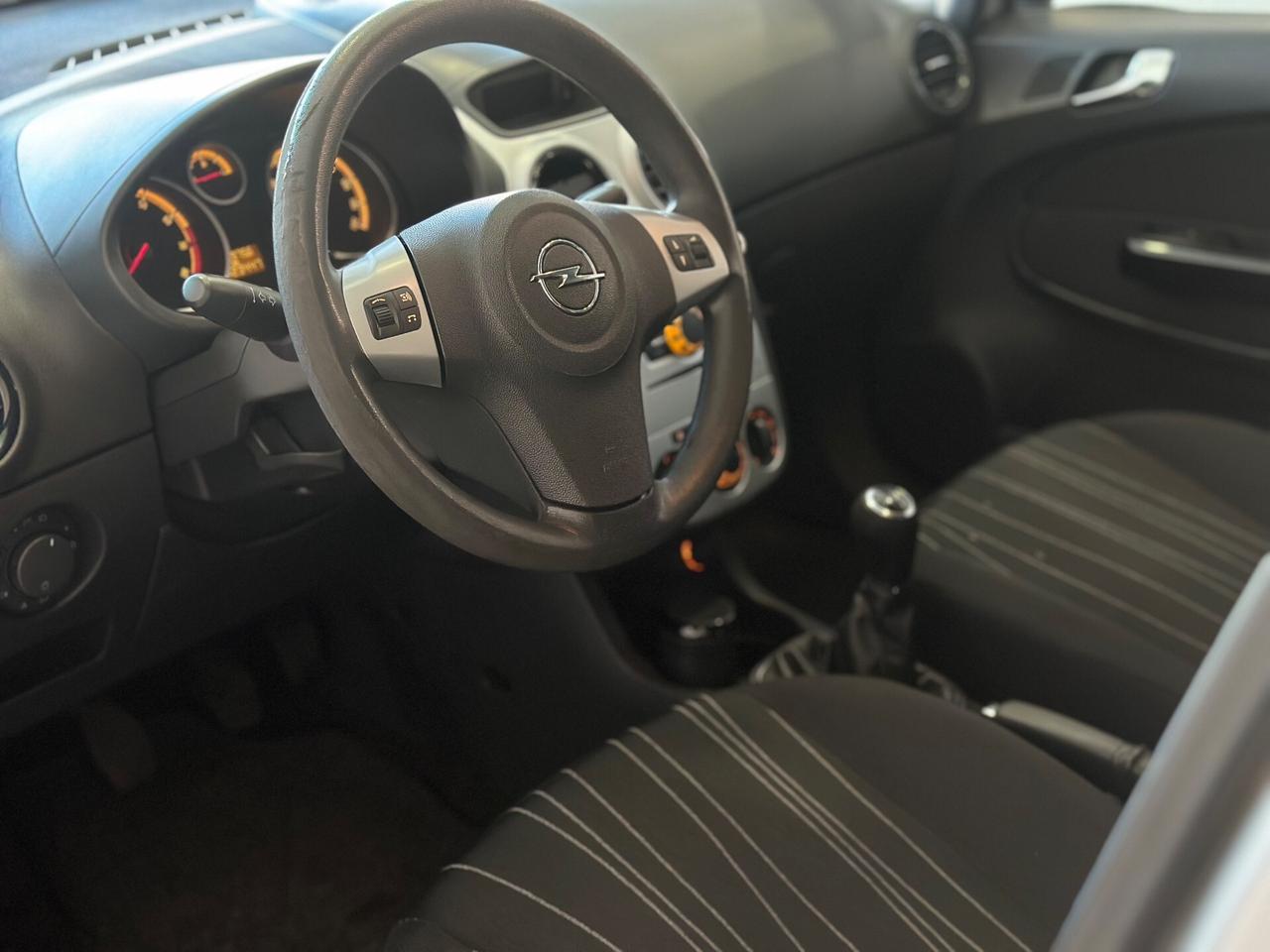 Opel Corsa 1.2 5 porte Cosmo NEOPATENTATI