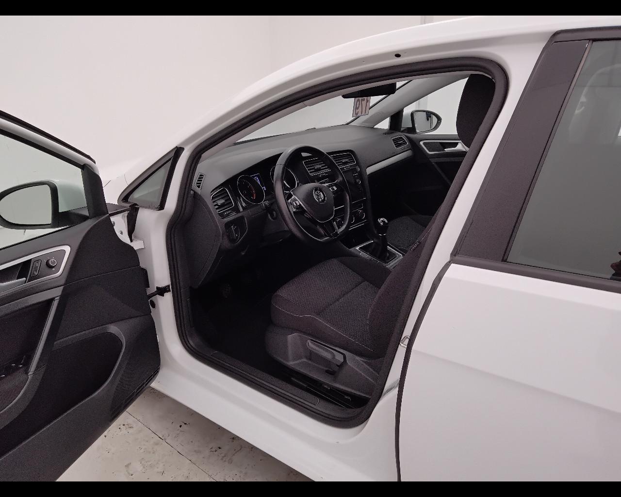 VOLKSWAGEN Golf VII 2017 5p - Golf 5p 1.0 tsi Trendline 85cv