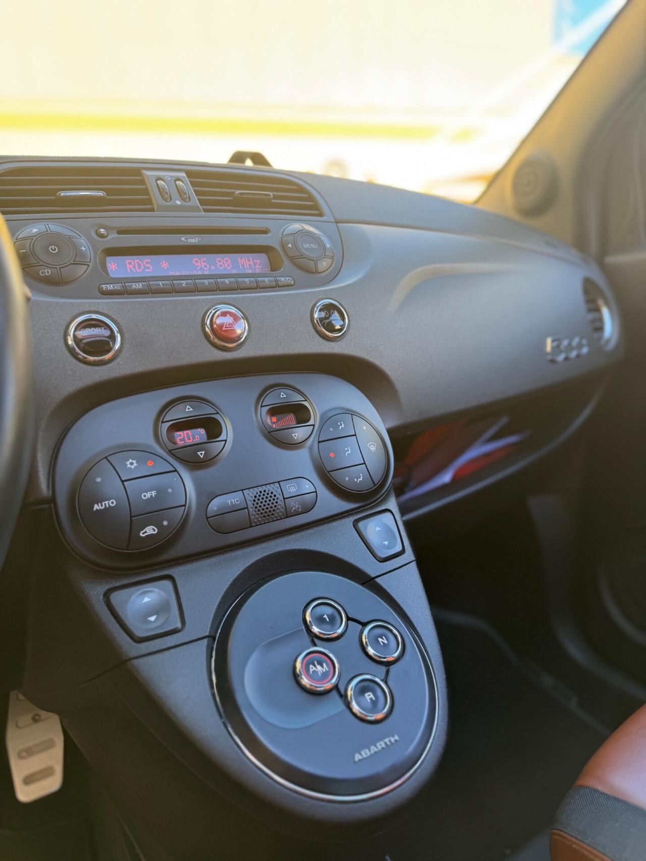 Abarth 595 1.4 T-Jet 160 CV MTA Competizione SABELT