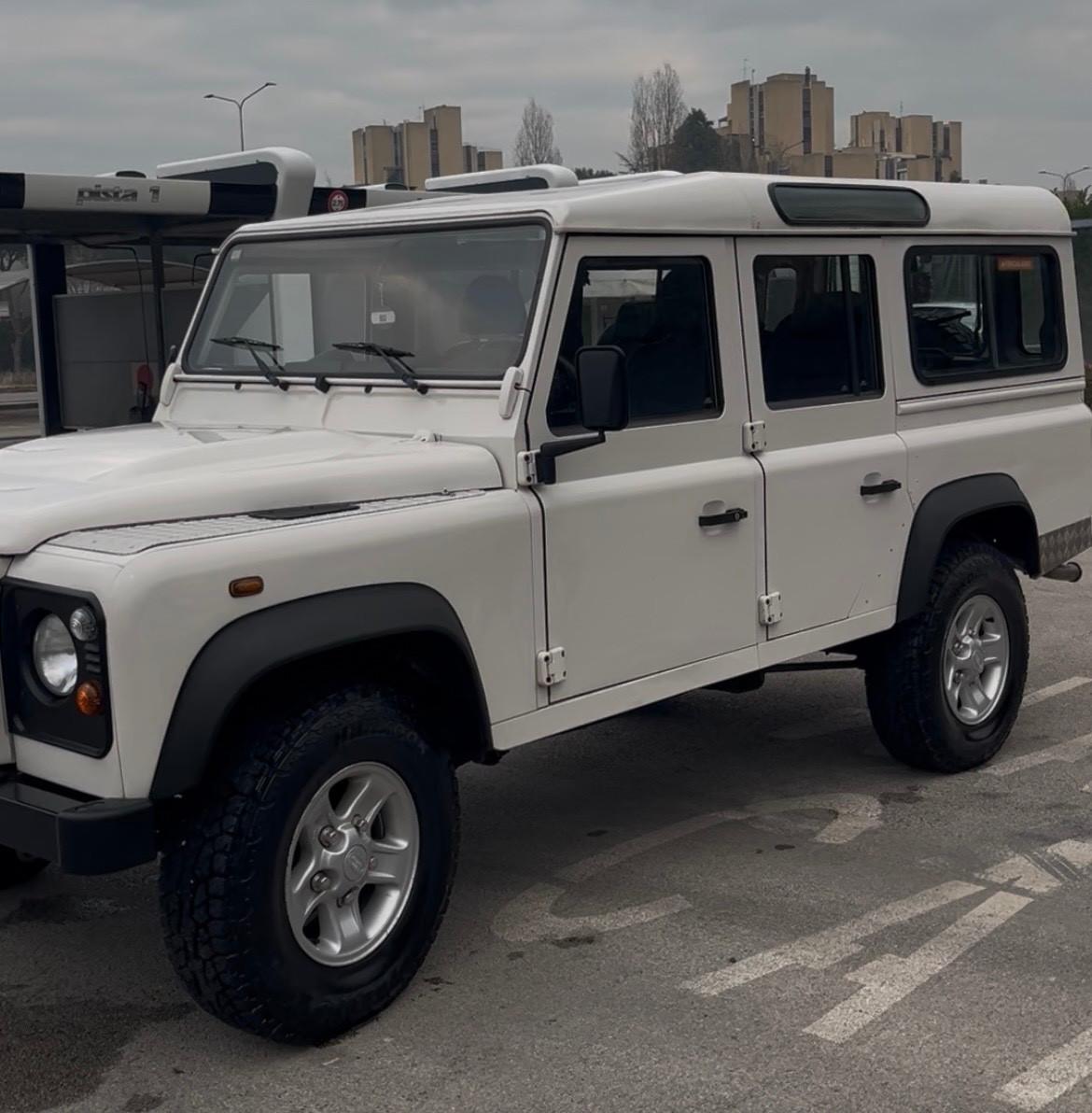 Land Rover Defender 110 2.4 TD4 Hard Top SE