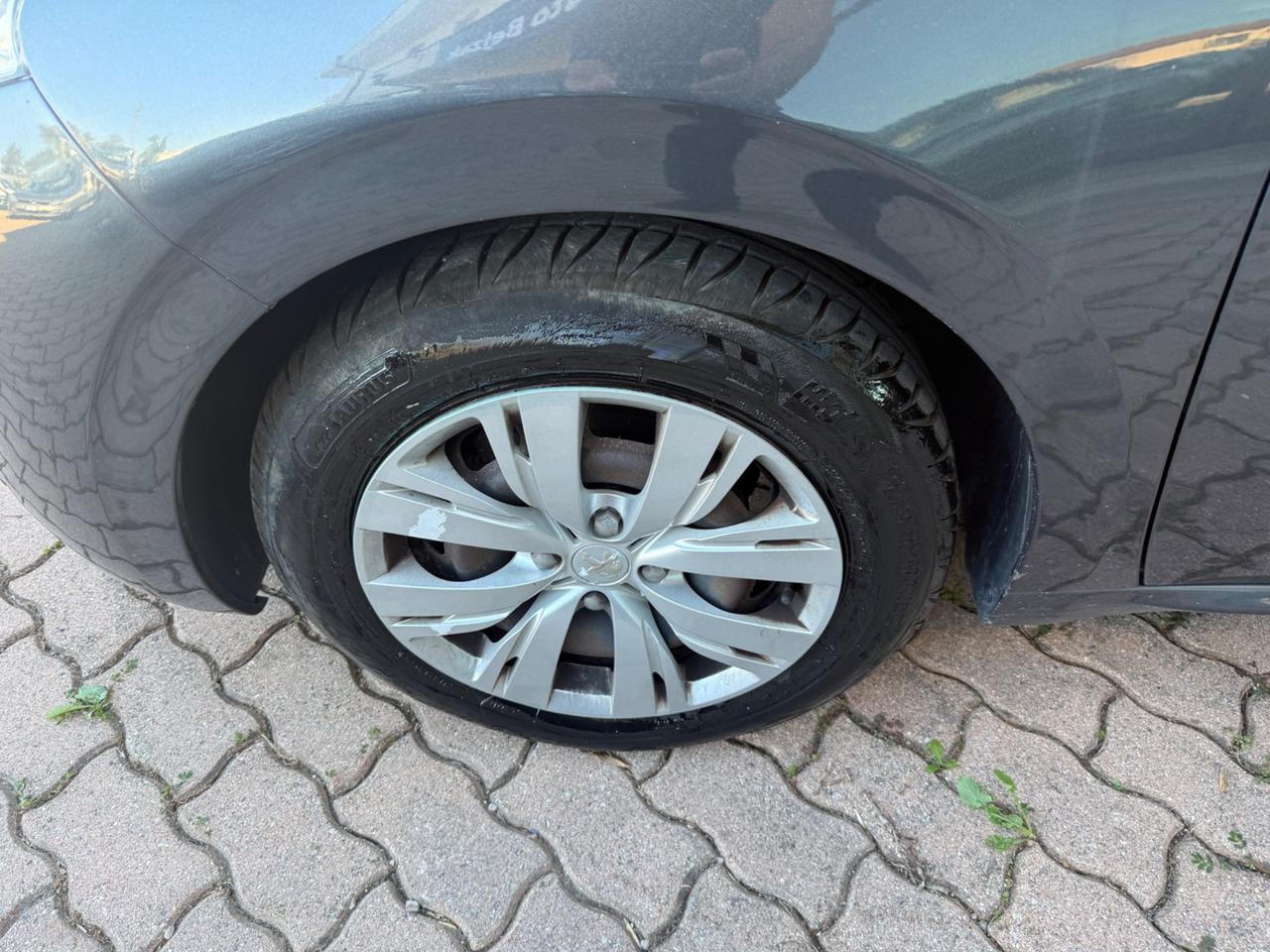 Peugeot 208 1.4 HDi 68 CV 5 porte Allure