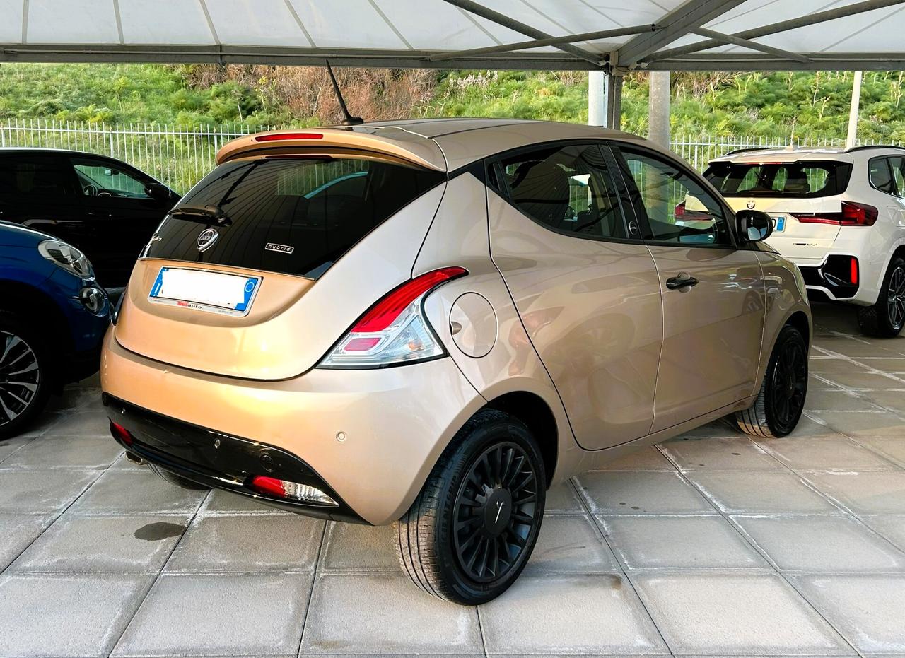 Lancia Ypsilon 1.0 FireFly 5 porte S&S Hybrid Ecochic Silver