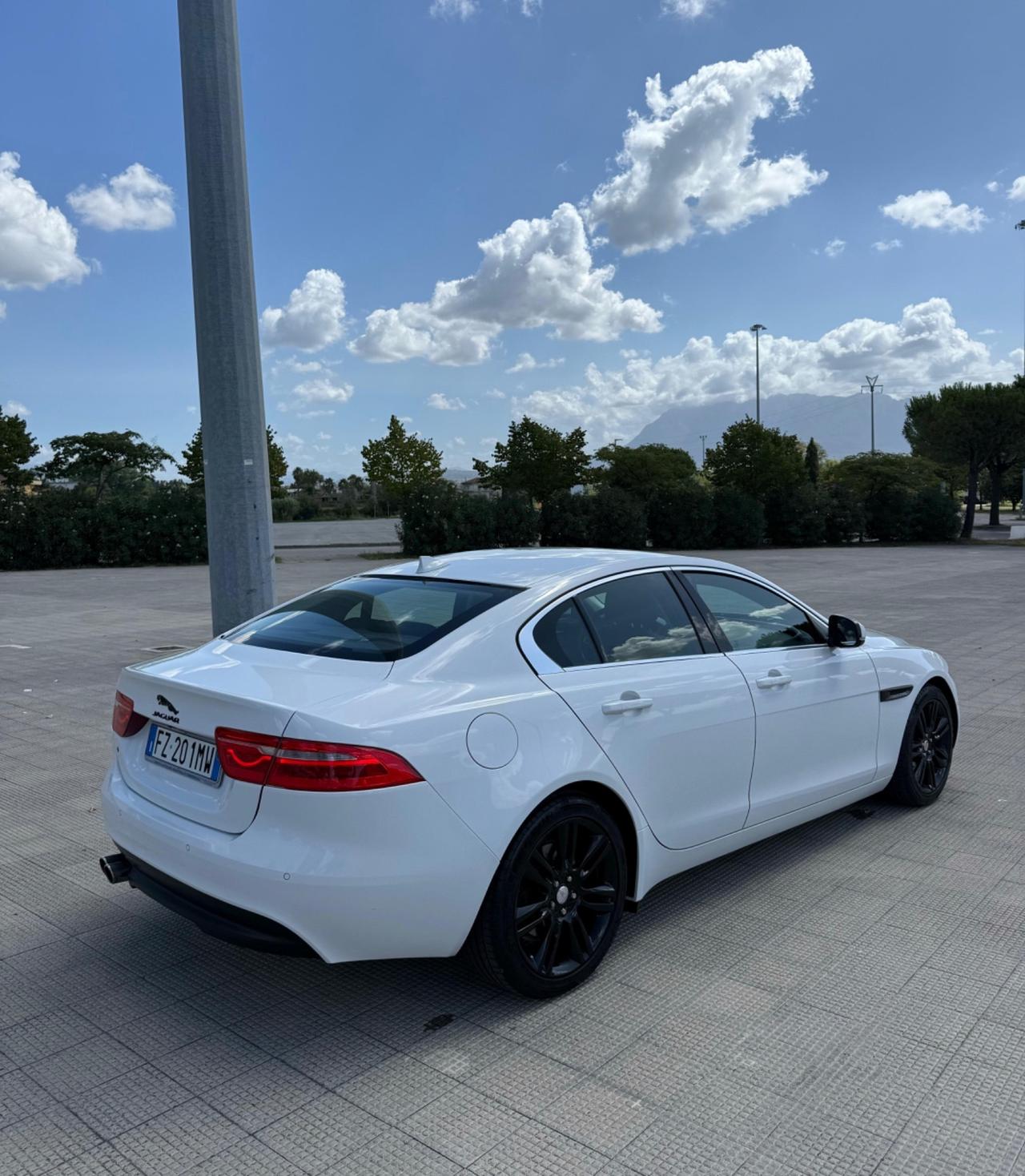 Jaguar XE 2.0 D Turbo aut. Pure