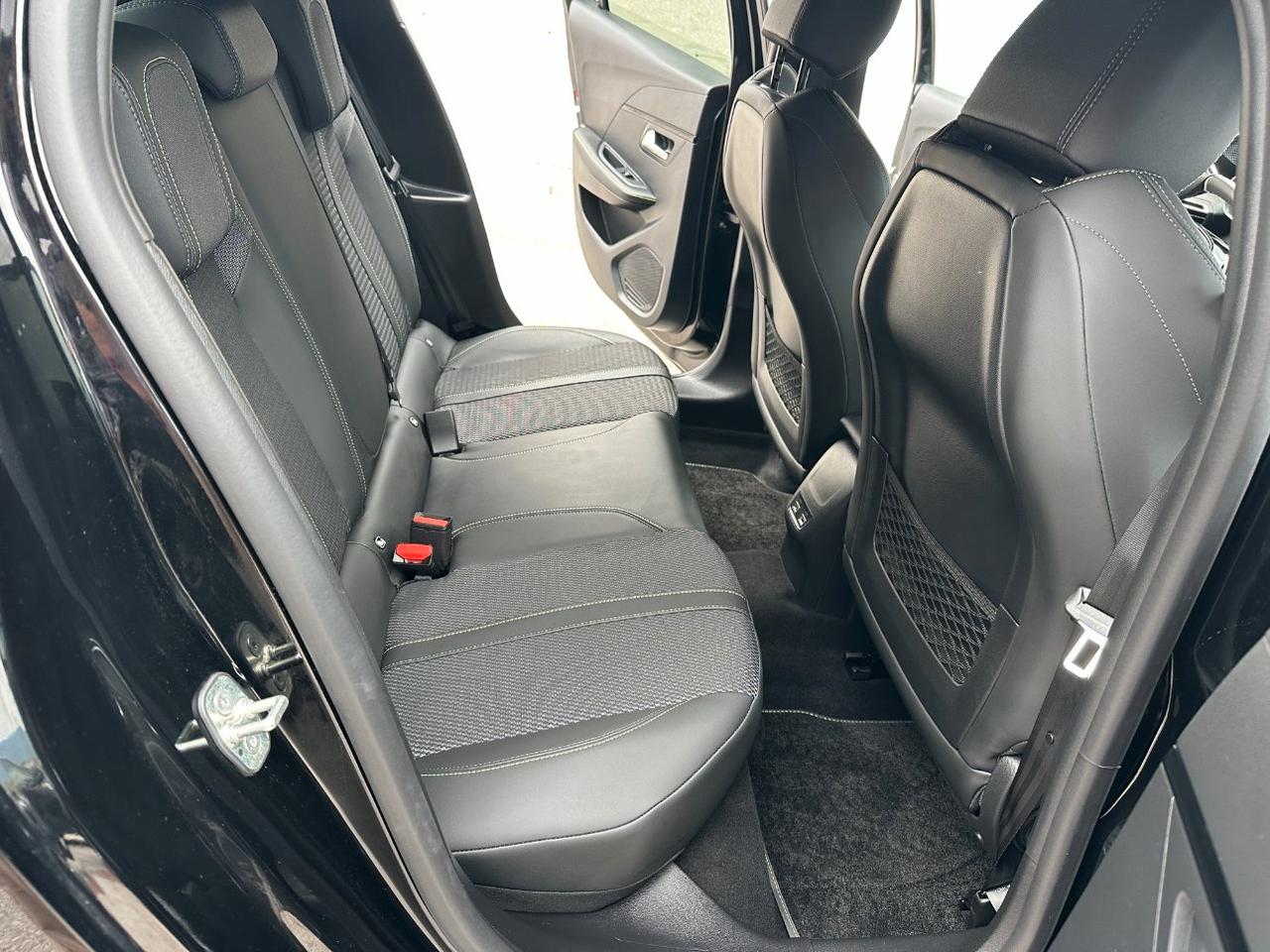 Peugeot 208 1.2 hybrid GT 145cv e-dcs 6