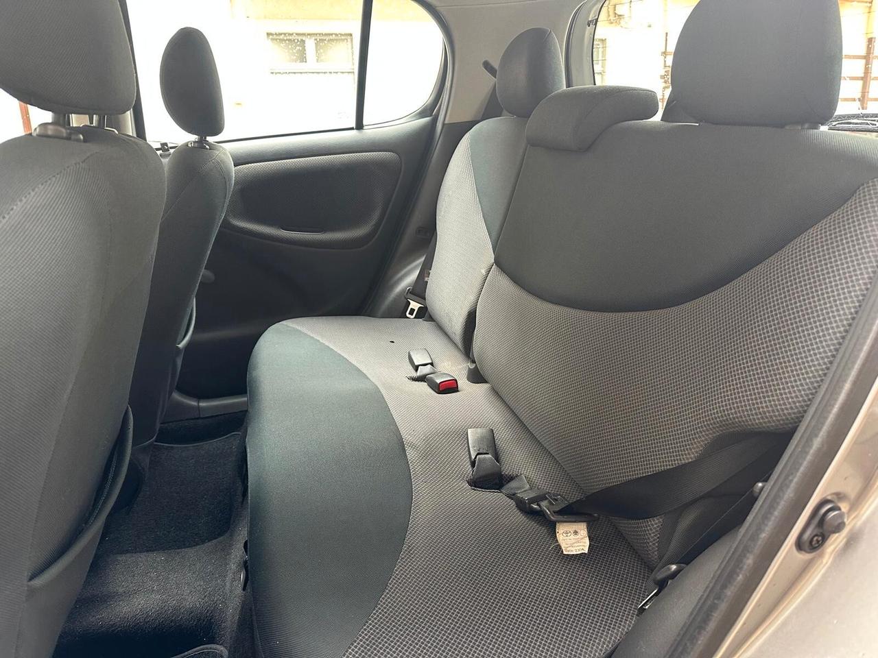 Toyota Yaris 1.0i 16V cat 5 porte