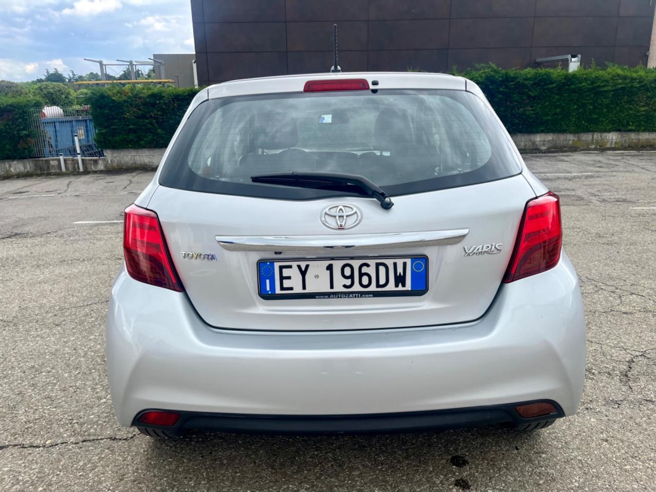 Toyota Yaris 1.3benz 2015 90.000km perfetta per neopatentati