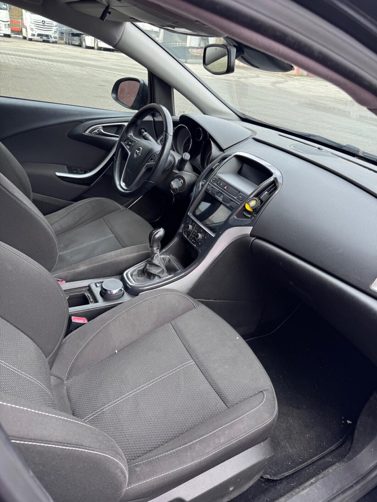 Opel Astra 5p COSMO S