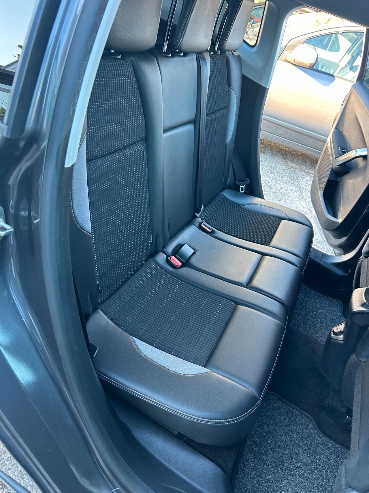 " UNA CHICCA " Peugeot 2008 Blue HDi Allure