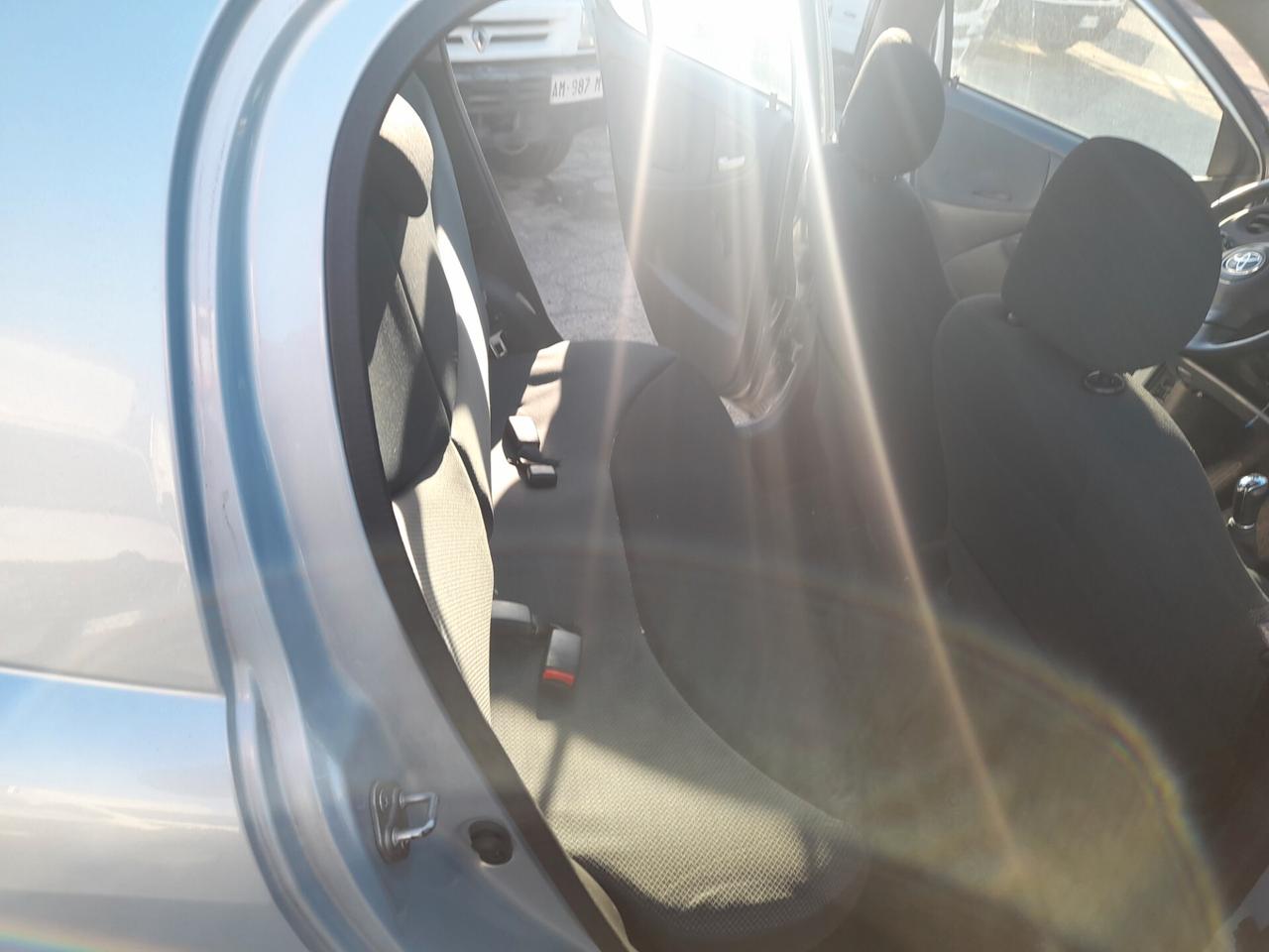 Toyota Yaris 1.0i 16V cat 5 porte Sol