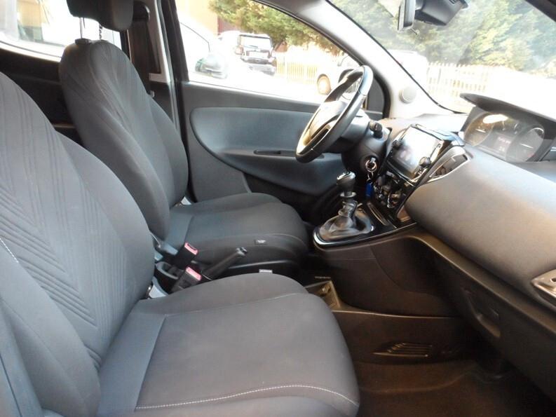 Lancia Ypsilon 1.0 FireFly 70 CV Hybrid Gold