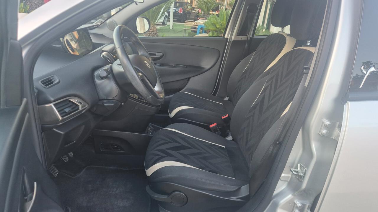 Lancia Ypsilon 1.2 69 CV 5 porte Silver