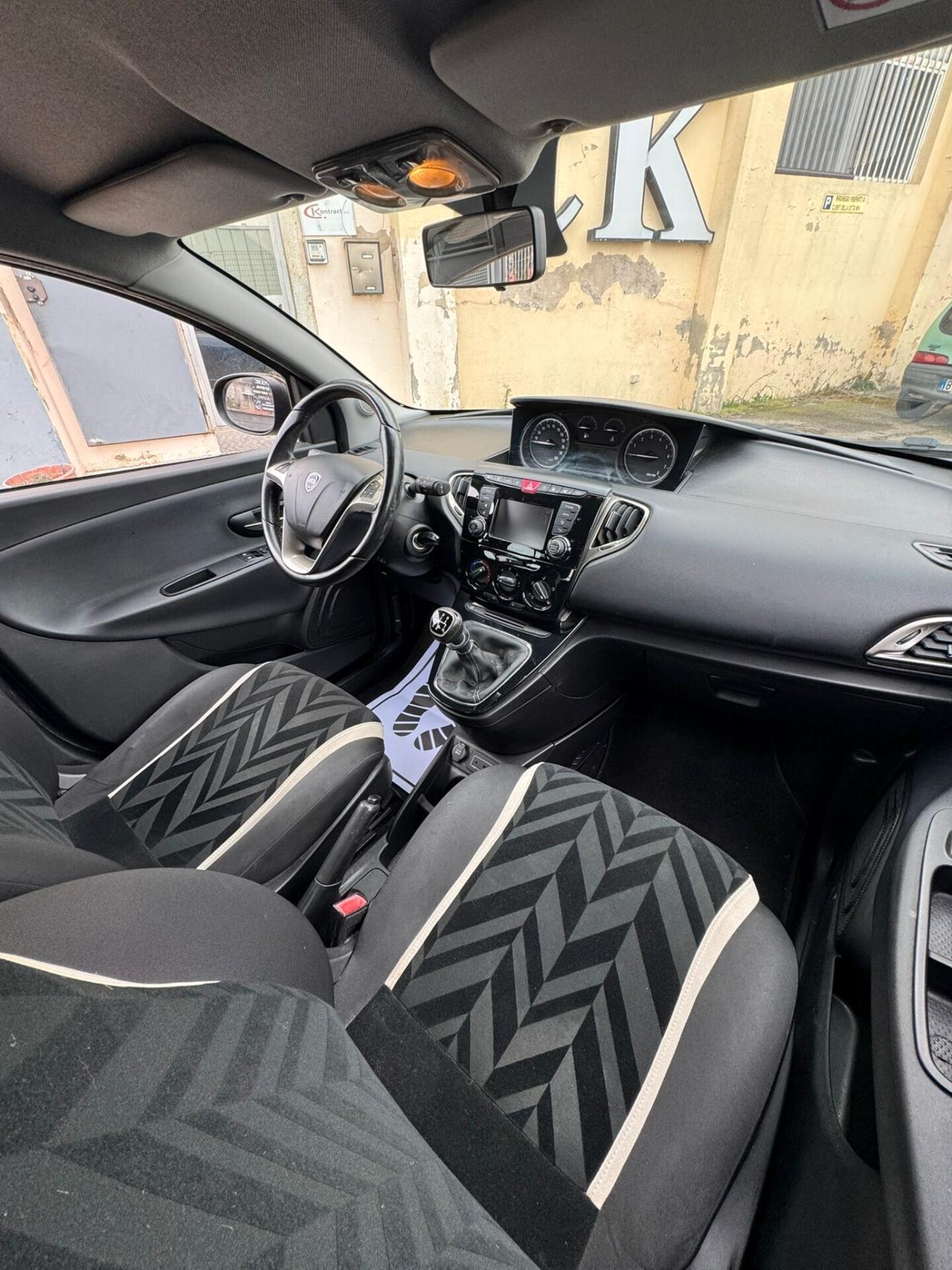 Lancia Ypsilon 0.9 TwinAir 85 CV 5 porte Metano Ecochic Platinum