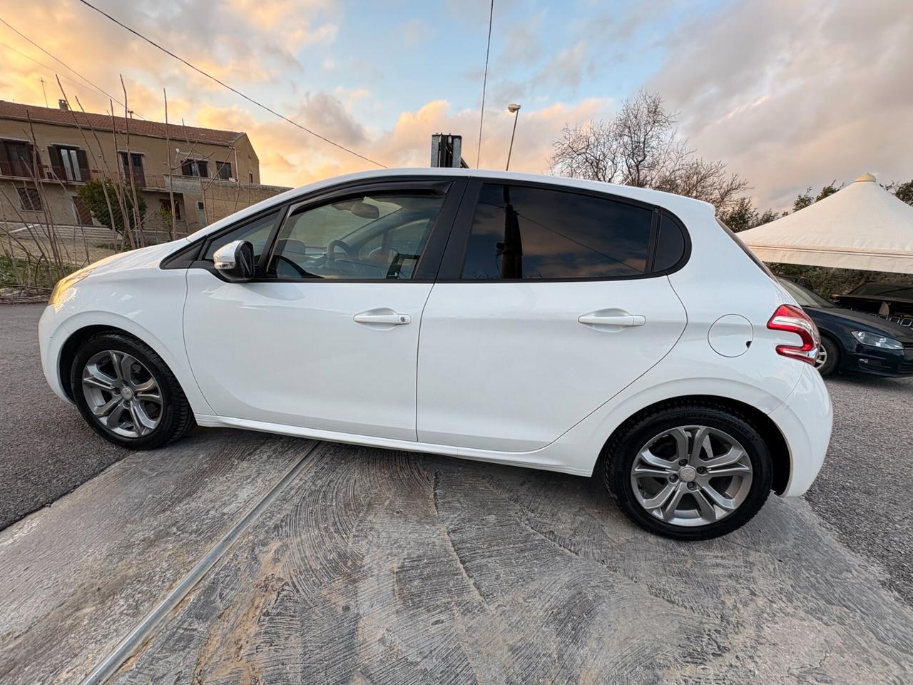 Peugeot 208 1.4 HDi 68 CV 5 porte Allure