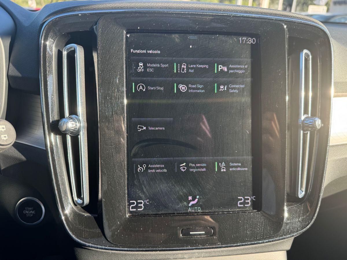 VOLVO - XC40 - T2 Momentum Pro