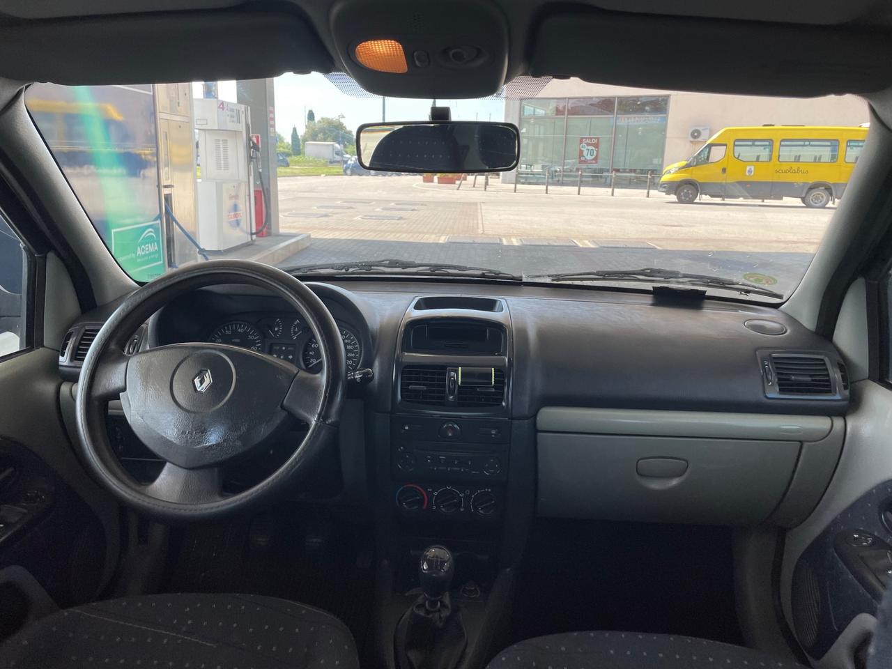 RENAULT CLIO 1.2 BENZINA NEOPATENTATI 170.000 Km 2004.