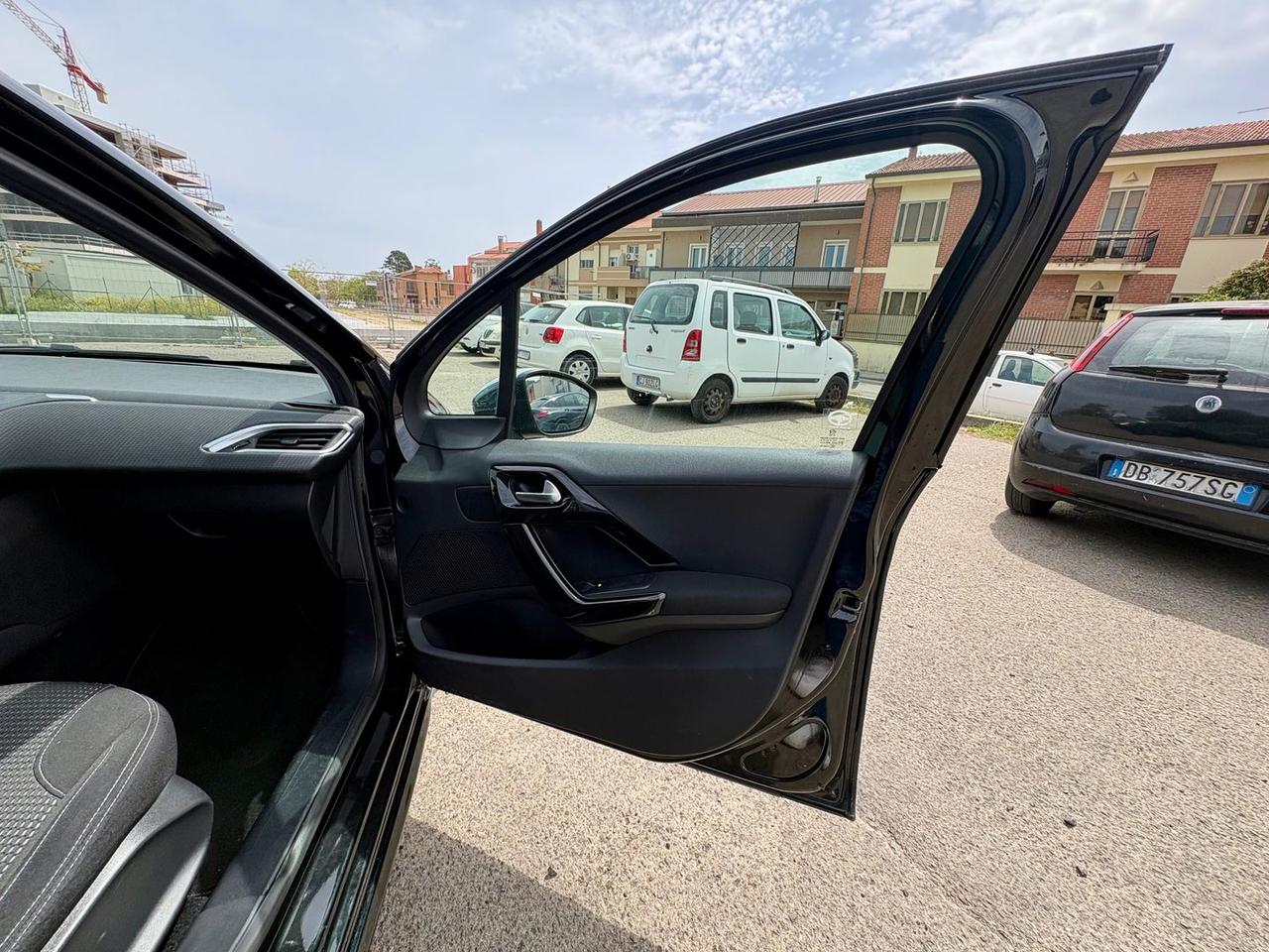 Peugeot 208 Allure 1.6 Blue HDI 75 #10654