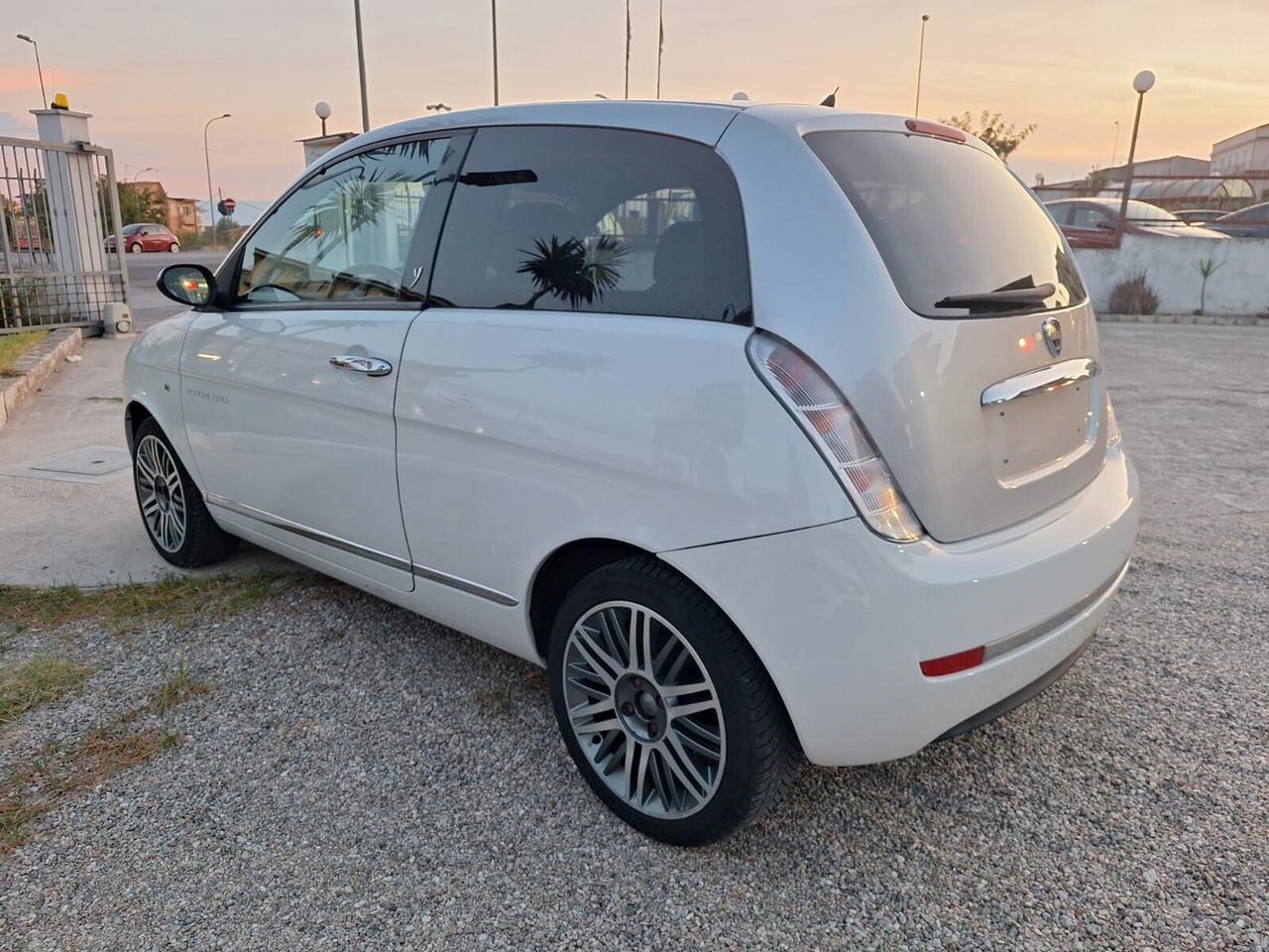 Lancia Ypsilon 1.2 ModaMilano - OK NEOPATENTATI