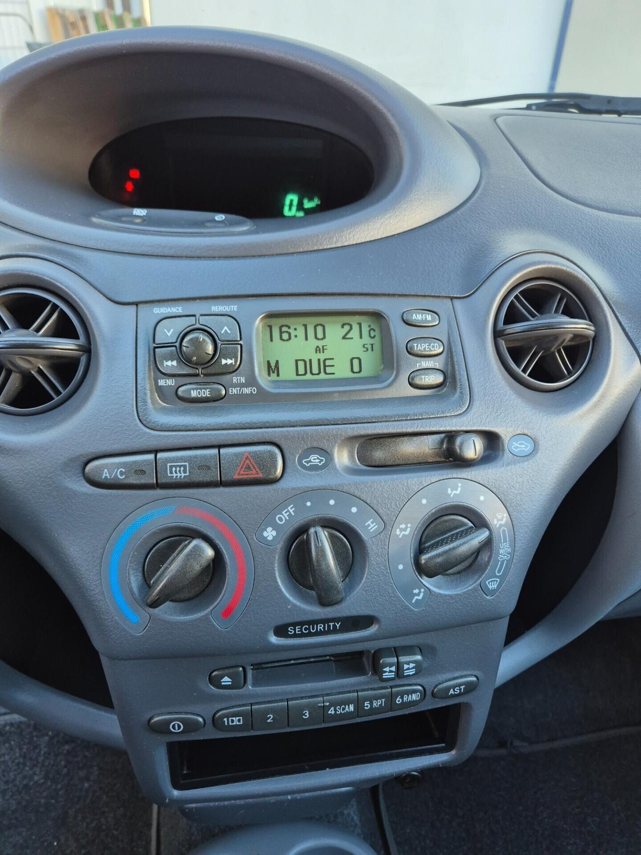 Toyota Yaris 1.0i 16V cat 5 porte