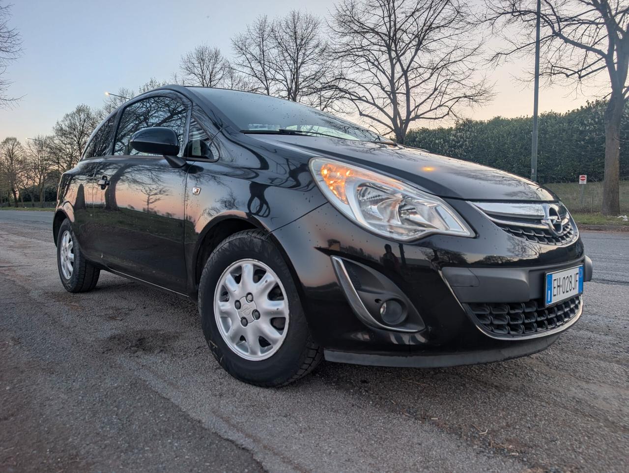 49.000km Opel Corsa 1.2 3 porte b-color