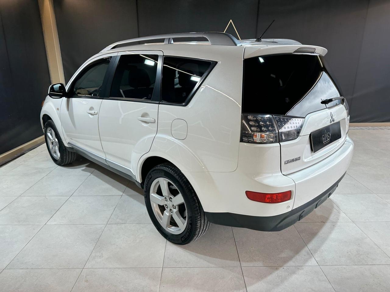 Mitsubishi Outlander 2.0 Instyle ti dpf * 7 POSTI *