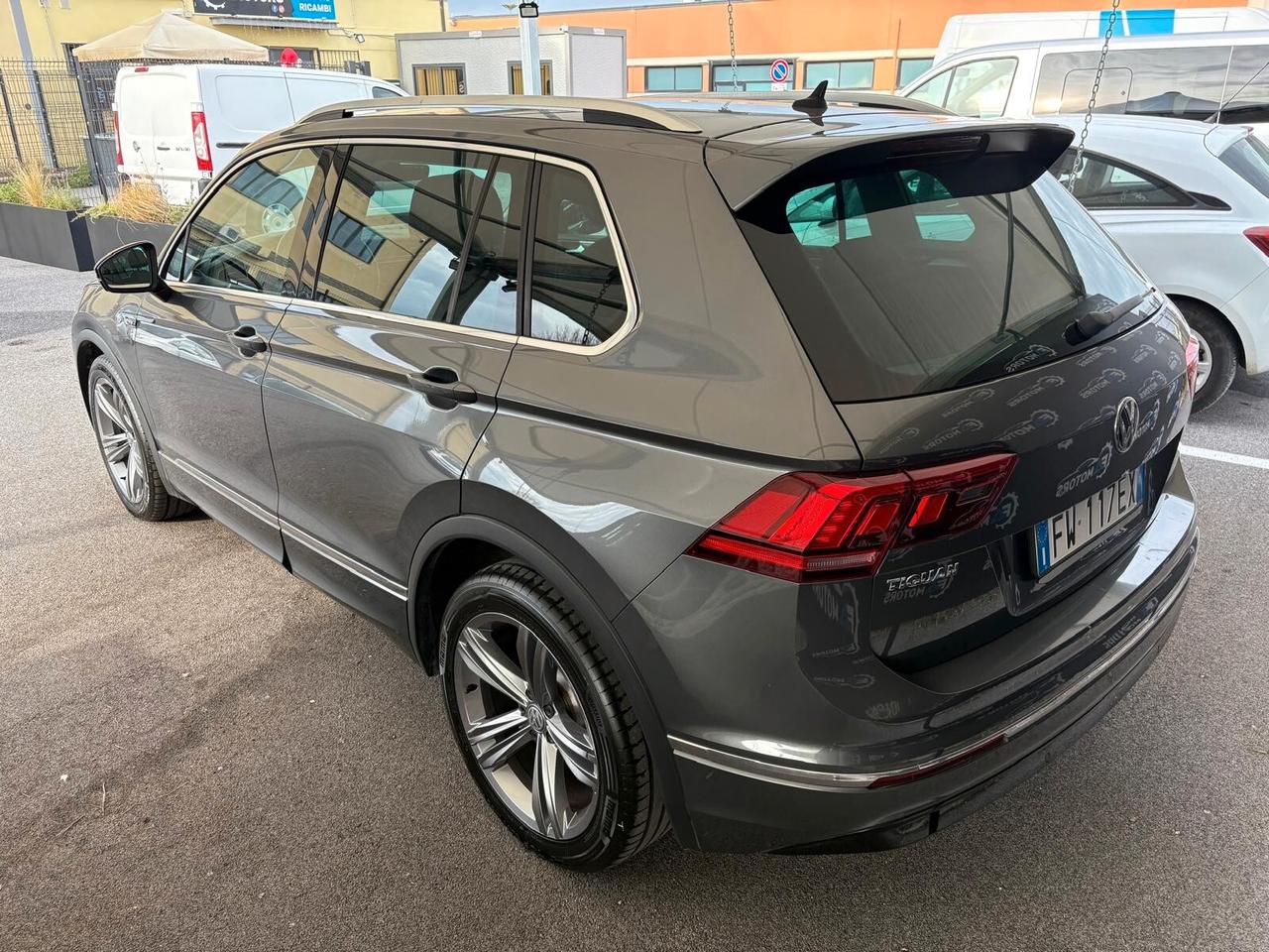 Volkswagen Tiguan - 1.6 TDI - R-LINE