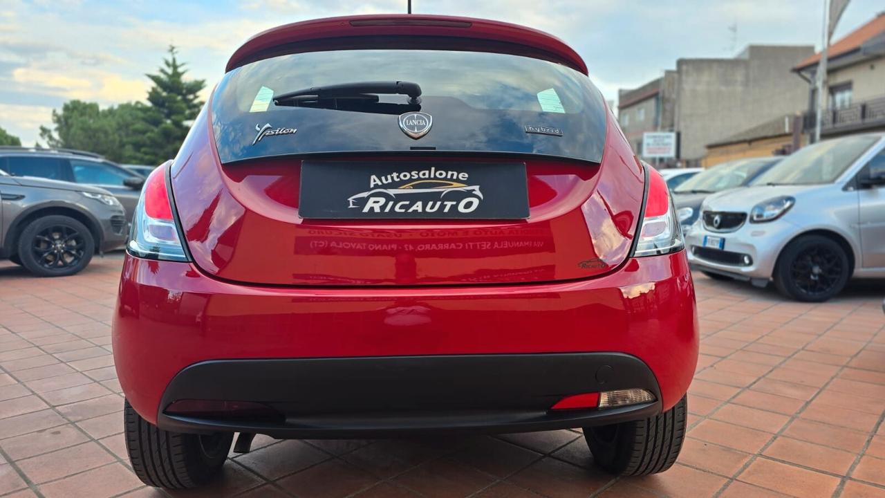 Lancia Ypsilon 1.0 FireFly 5 porte S&S Hybrid Ecochic Silver