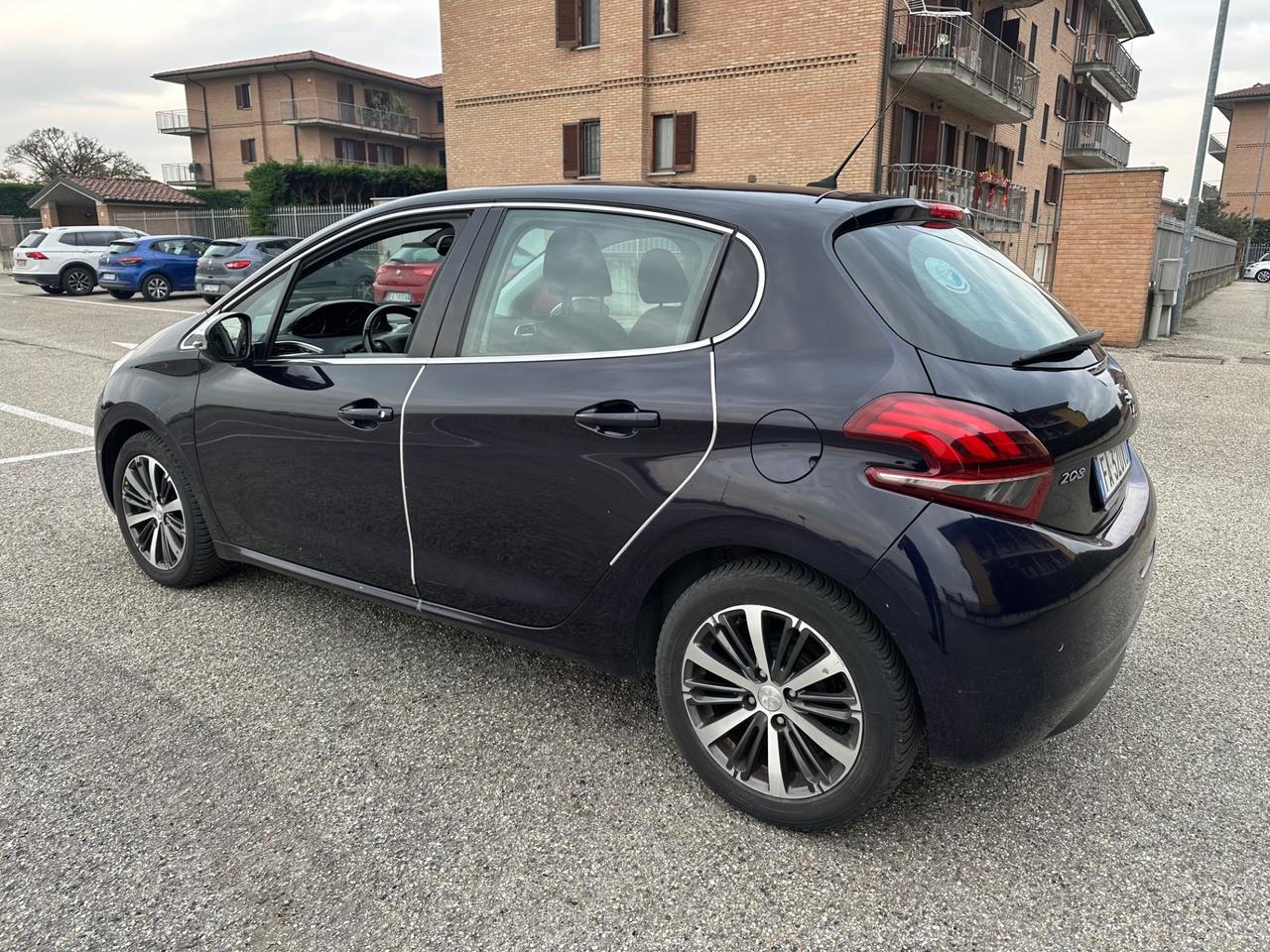 Peugeot 208 1,4 DIESEL EURO 6 NEOPATENTATI