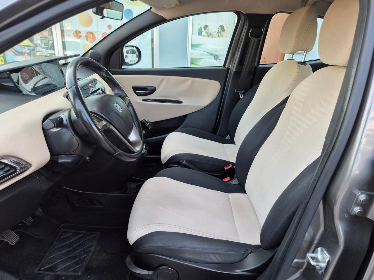 Lancia Ypsilon 0.9 TwinAir 85 CV 5 porte Metano Ecochic Silver