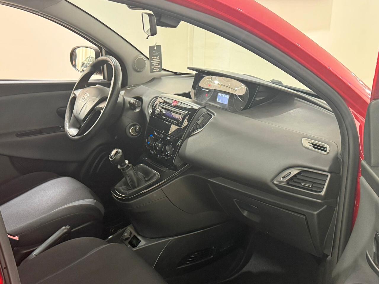 Lancia Ypsilon anno 2017 motore nuovo KM0