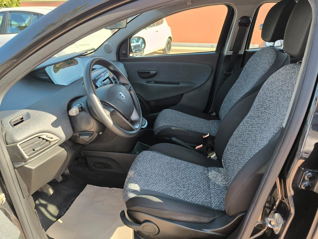 Lancia Ypsilon 1.0 FireFly 5 porte S&S Hybrid Ecochic Silver