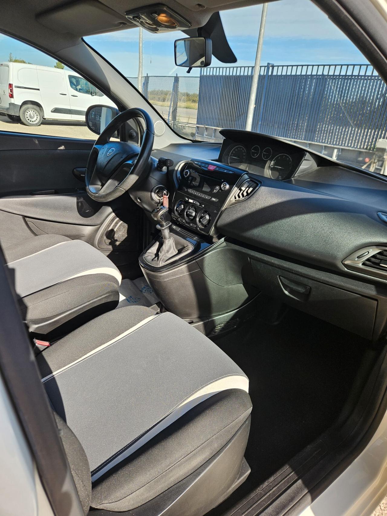 Lancia Ypsilon 1.2 69 CV 5 porte S Momodesign