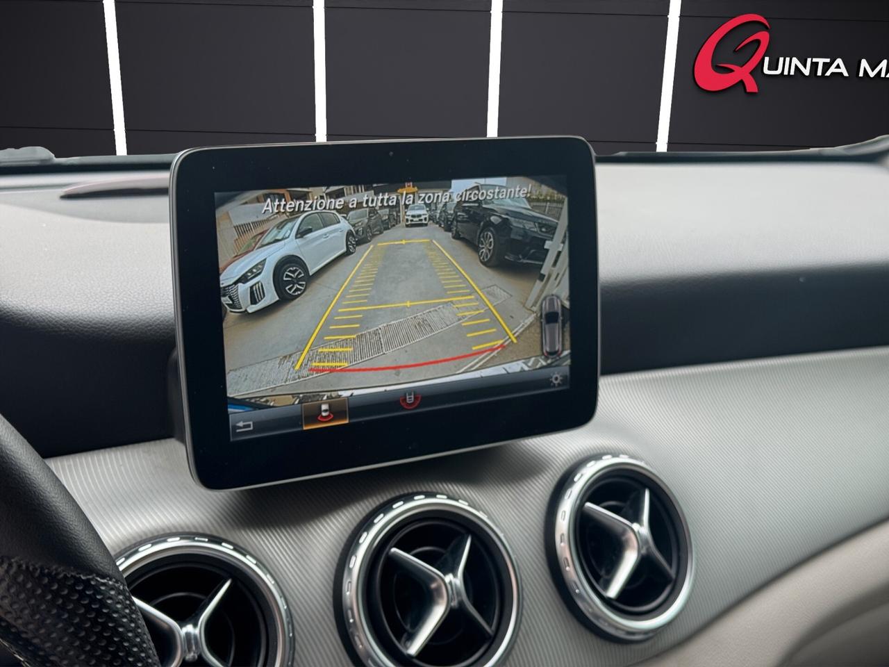 Mercedes-Benz GLA 200d SPORT AUTOMRETROCAMCARPLAY