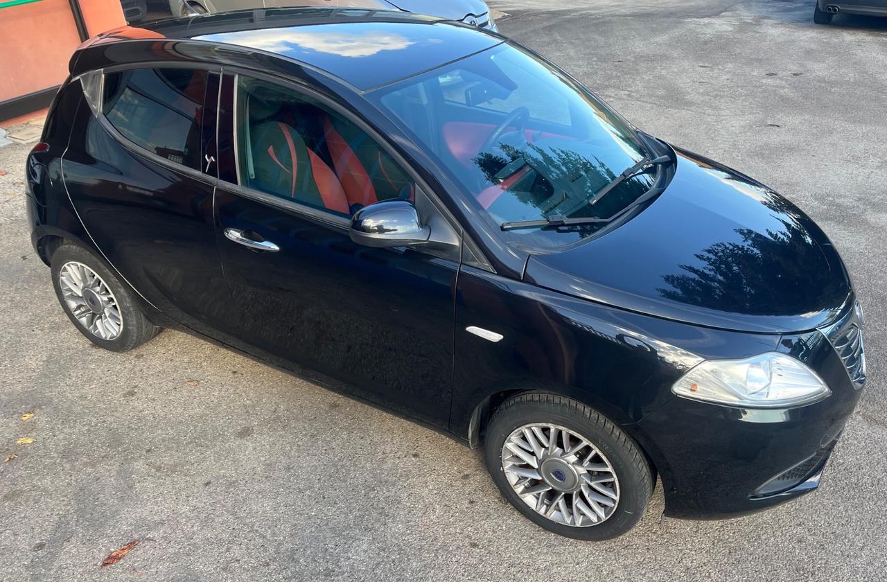 Lancia Ypsilon 1.2 69 CV 5 porte Black/Red