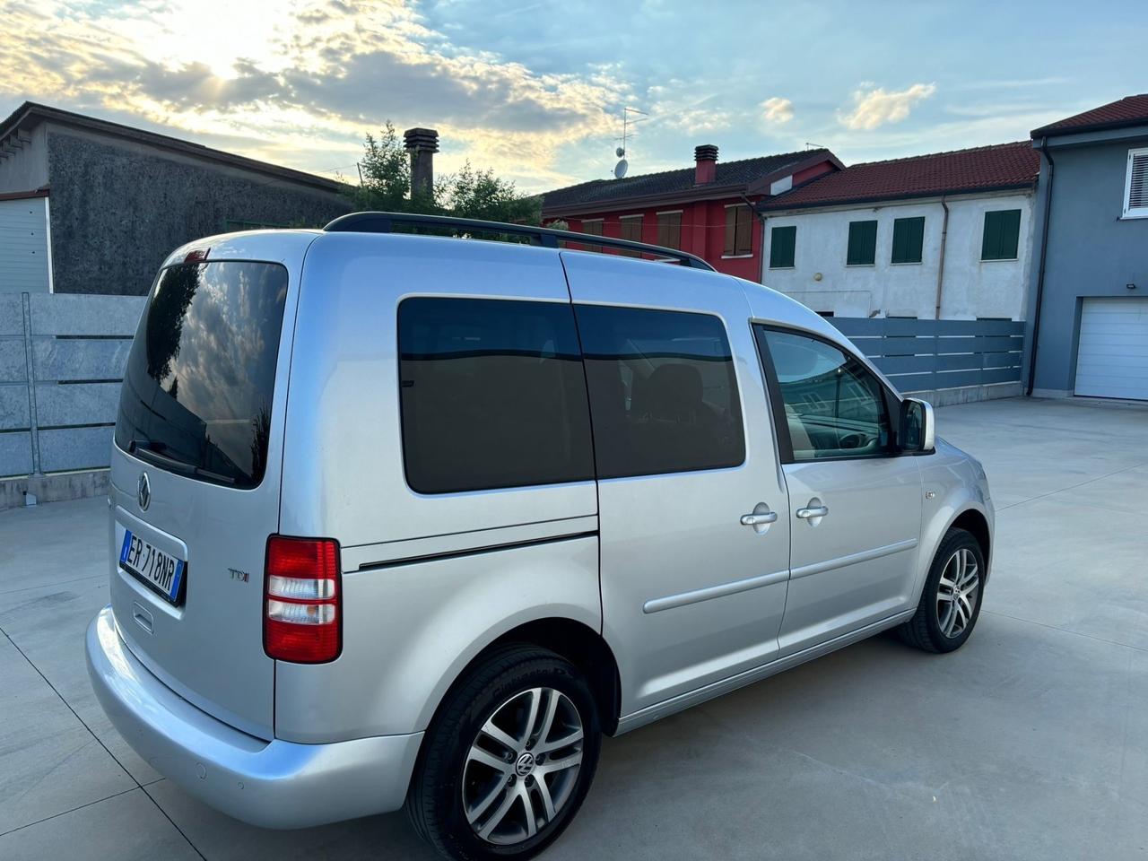 Volkswagen Caddy 5 posti