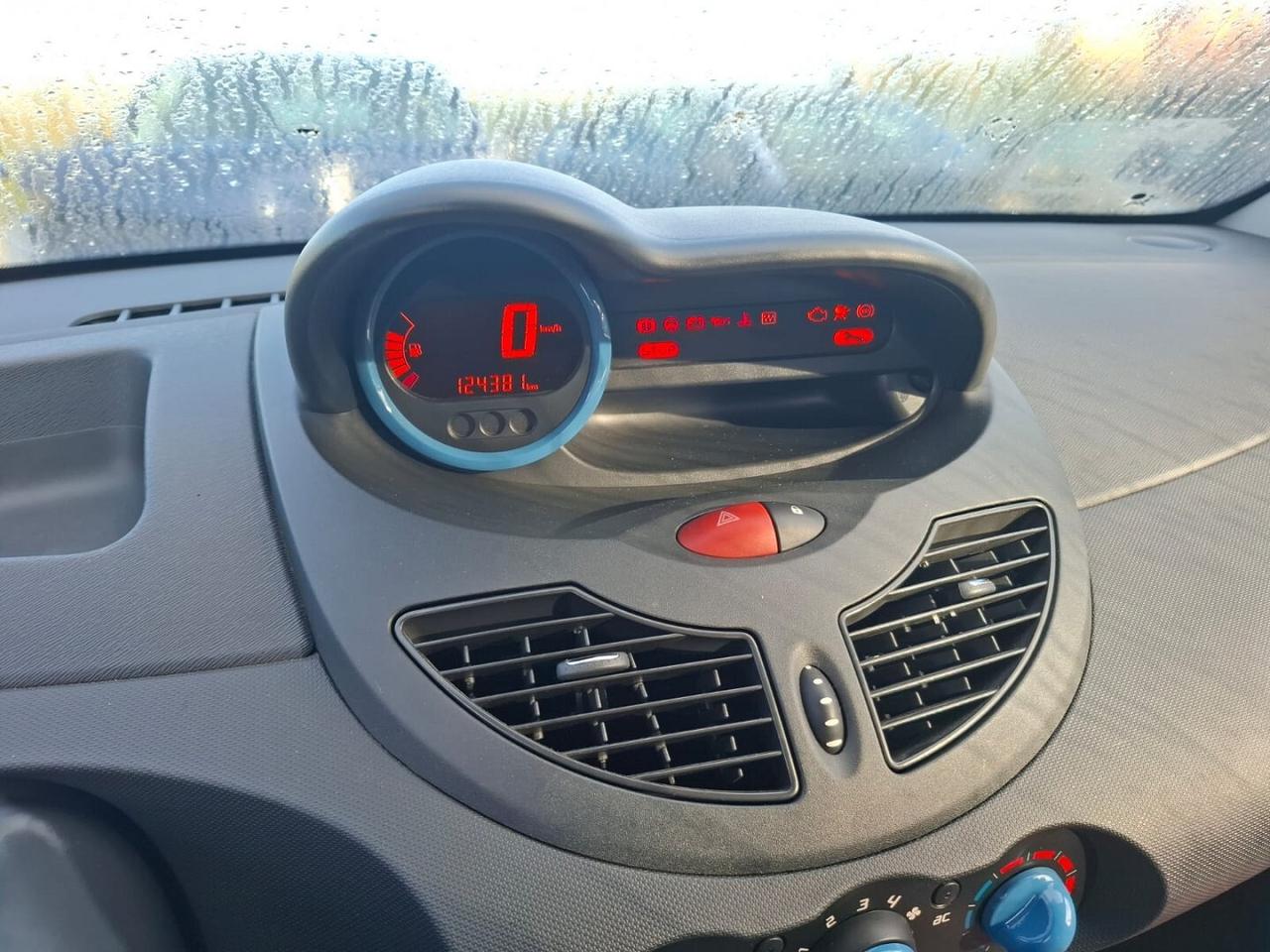 RENAULT TWINGO 1.2 BENZINA 2012 SINISTRATA