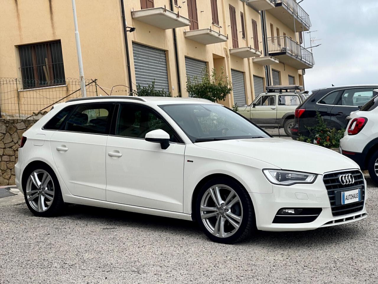 Audi A3 Sportback 2.0 TDI 150cv S-Line - R18 - LED