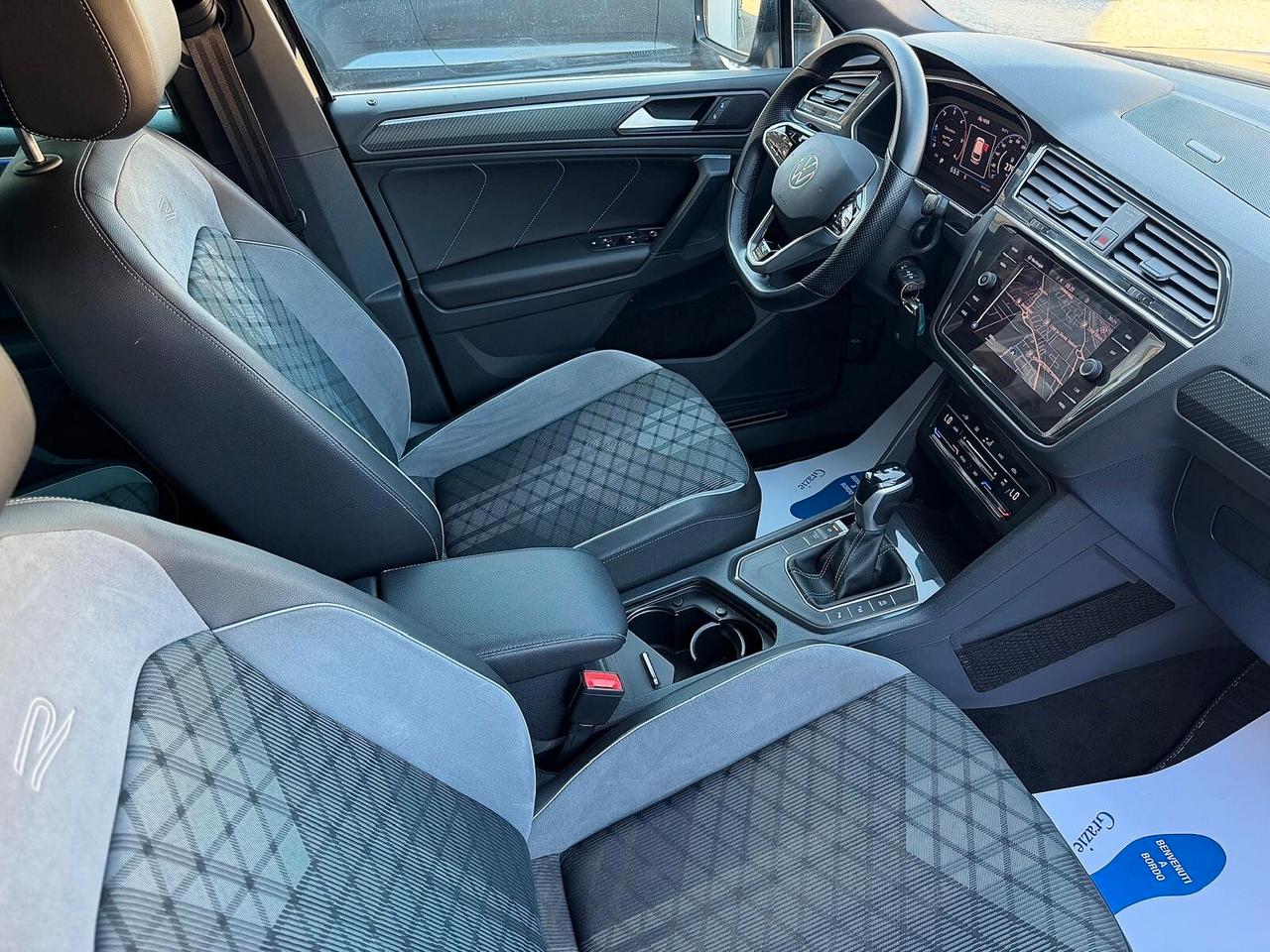 Volkswagen Tiguan 2.0 TDI 150 CV SCR DSG R-Line interno ed esterno