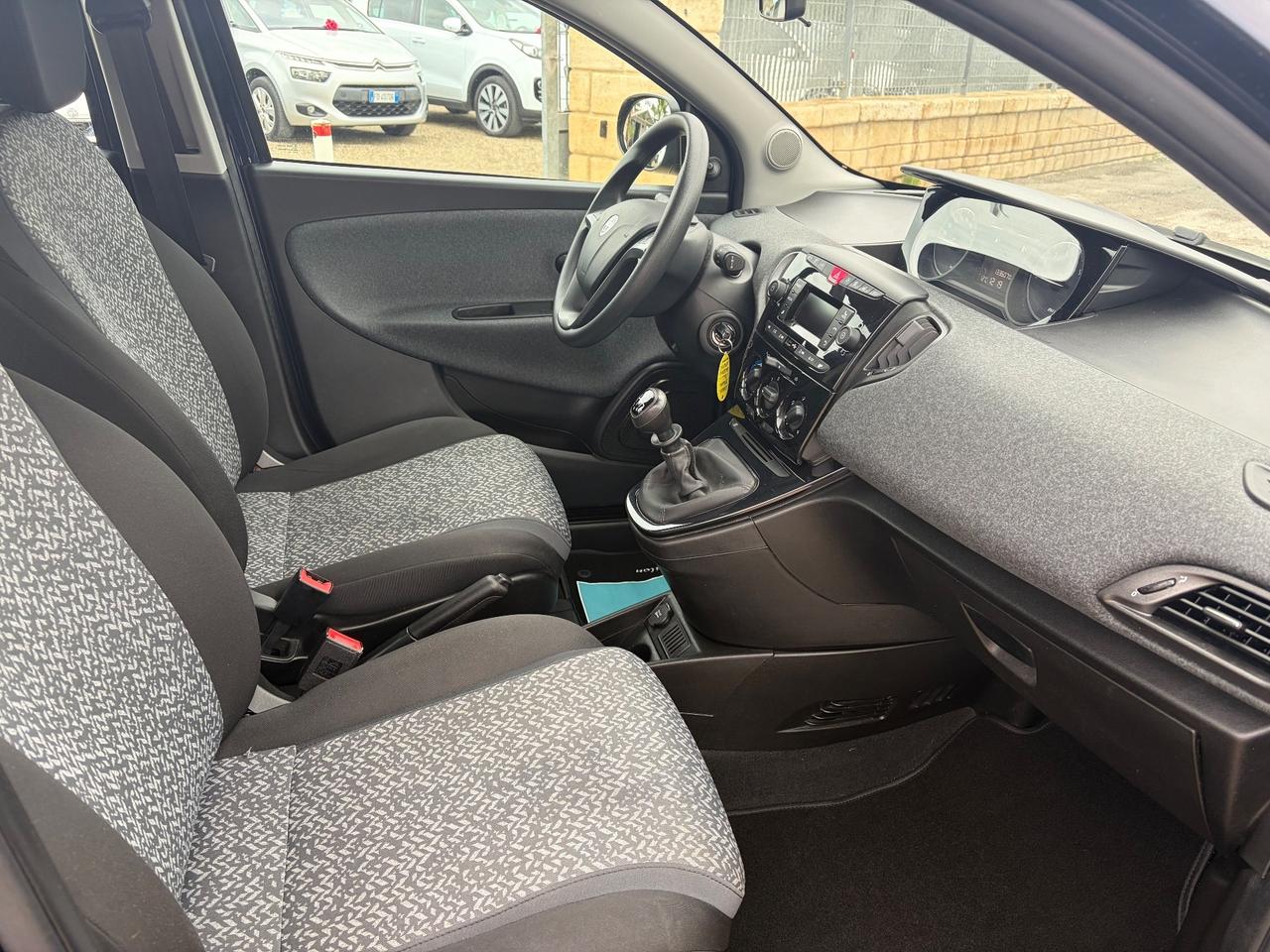 Lancia Ypsilon 1.0 FireFly 5 porte S&S Hybrid Ecochic Silver