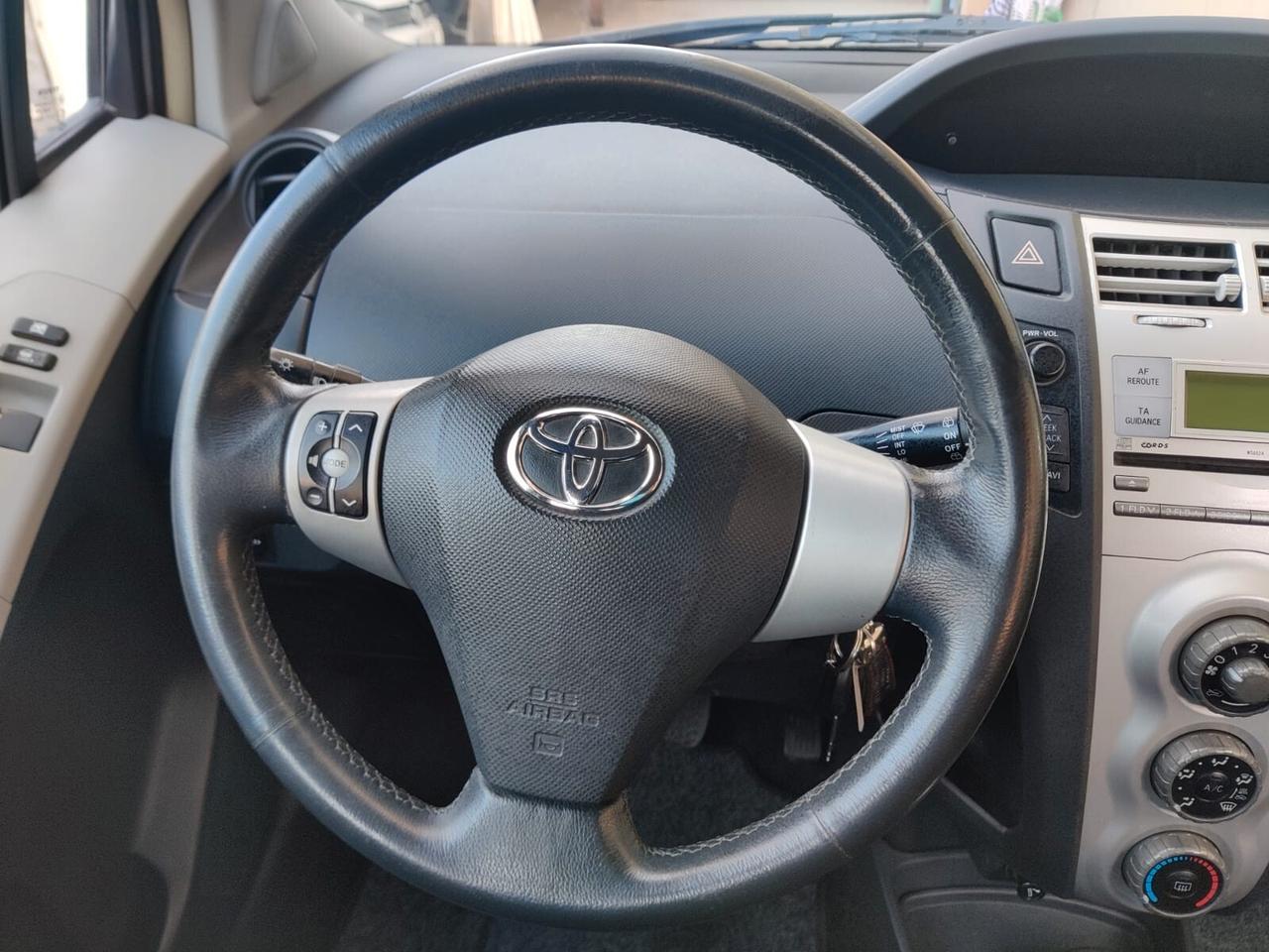 Toyota Yaris 1.0 benz 5 porte