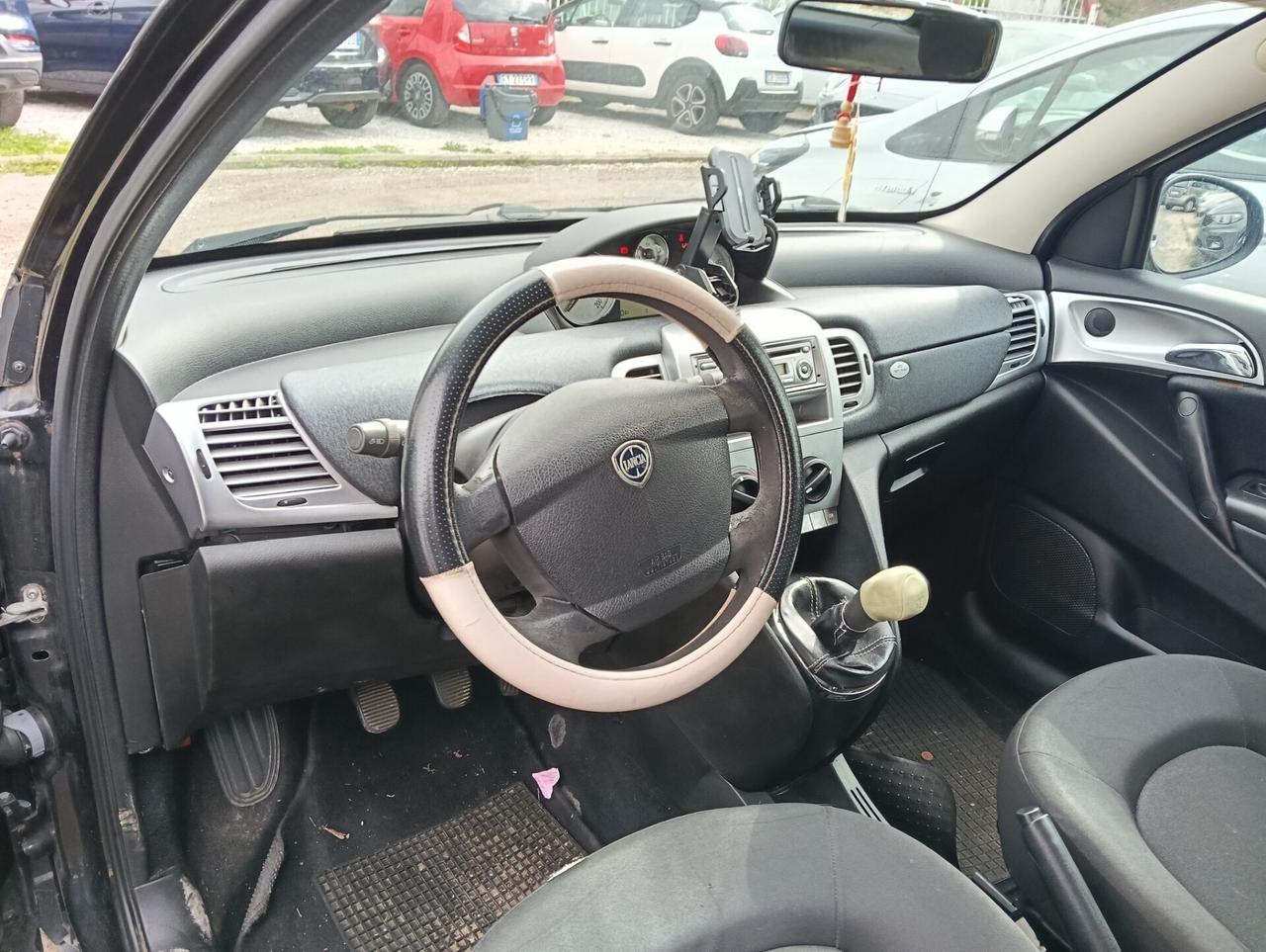 Lancia Ypsilon 1.3 MJT 75 CV Unyca