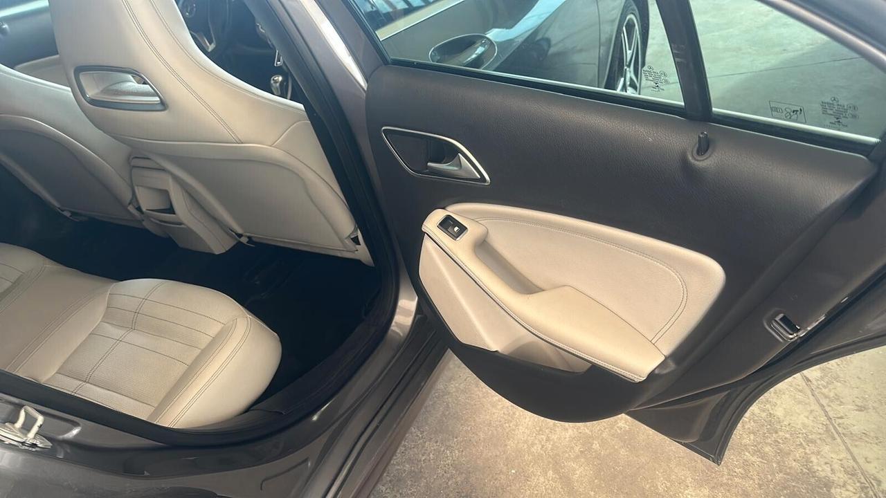 MERCEDES A180 PREMIUM INTERNI IN PELLE... FULL..