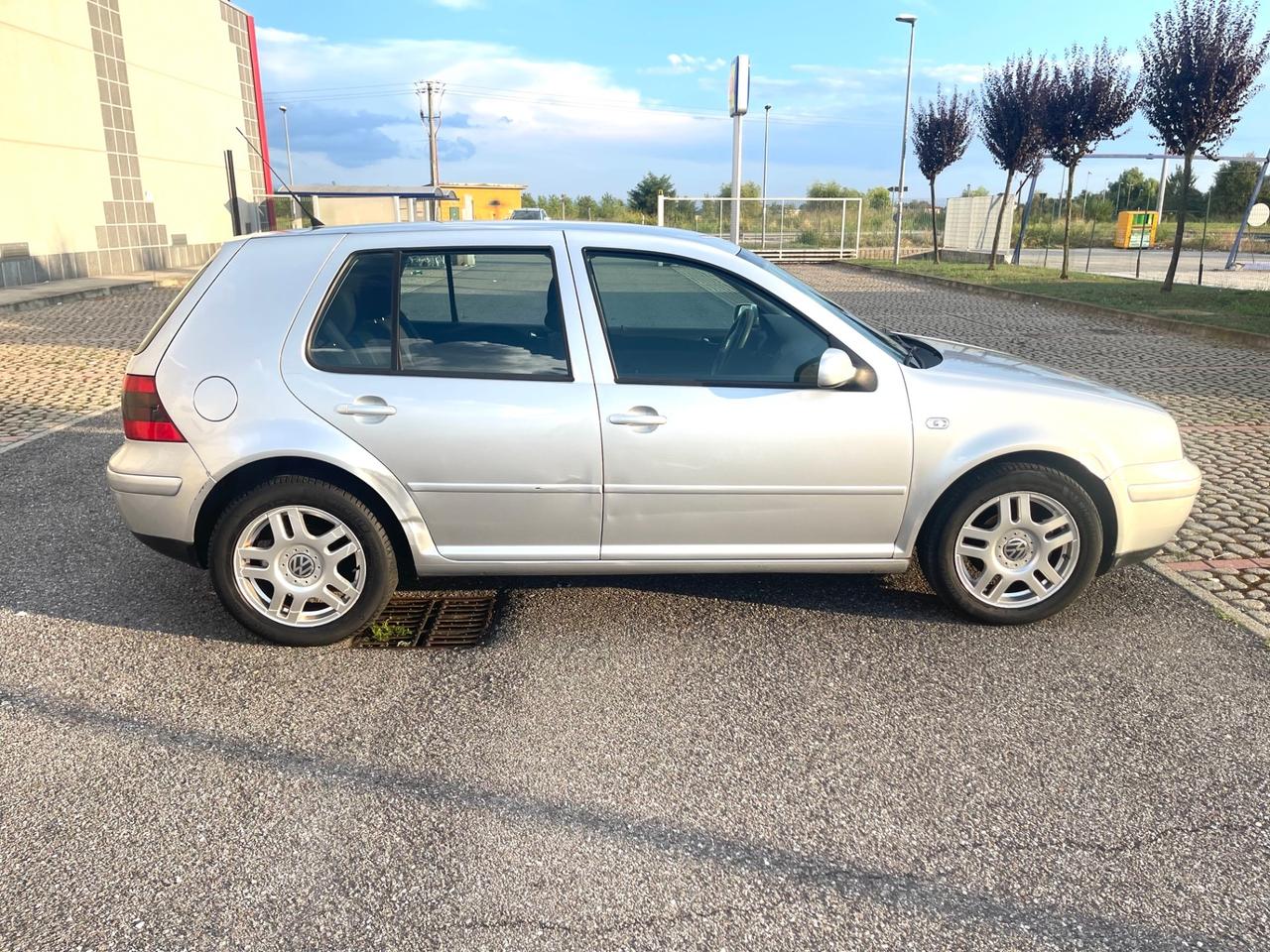 Volkswagen Golf 1.6 16V cat 5 porte Highline