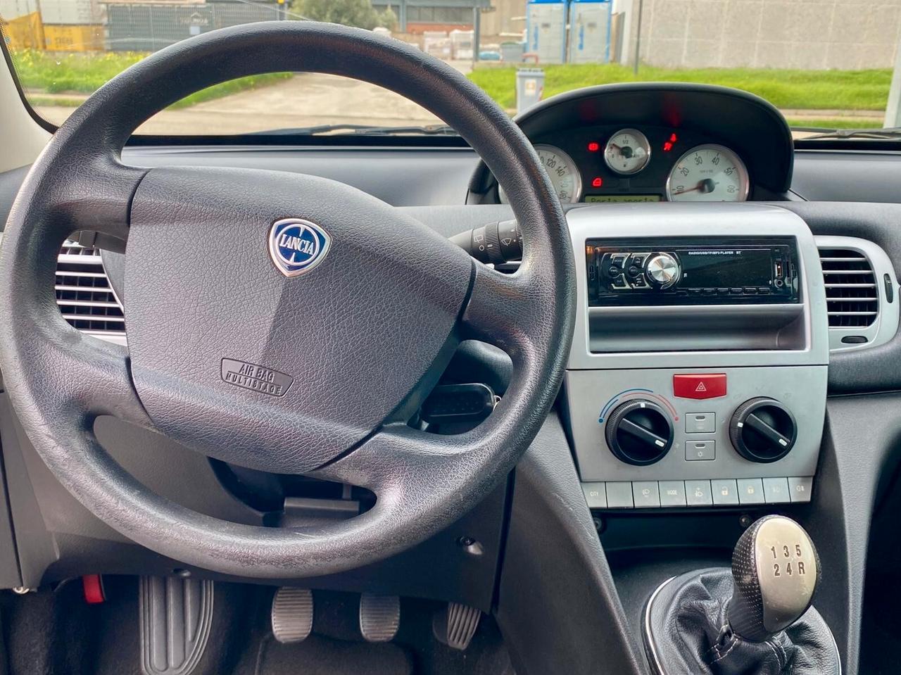 Lancia Ypsilon 1.3 MJT 75 cv. Unyca