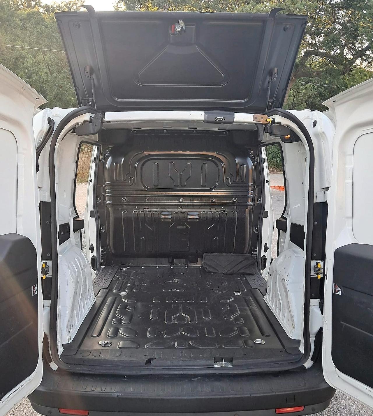 Fiat Doblo 1.6 MJT 105CV S&S PC-TN Cargo Lounge - 3 posti - Doppia porta laterale e voletto posteriore